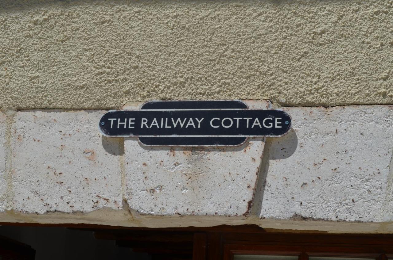 The Railway Cottage - Characterful And Comfortable Holiday Cottage Piegut-Pluviers Exterior photo